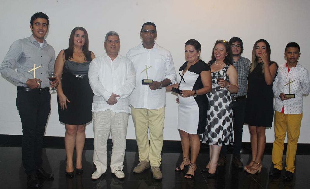 Los graduados galardonados recibieron de manos del Director del Centro Regional Neiva, la Cruz del Minuto de Dios como reconocimiento por su destacada labor en UNIMINUTO.